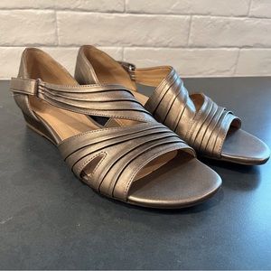 Naturalizer sz 9 Jane champagne metallic leather sandals